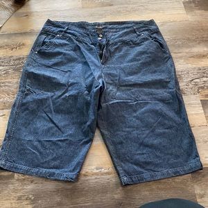 Hardly worn capri blue jeans